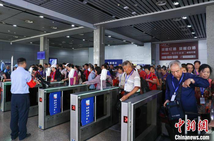 5月22日,"银发"旅游专列的旅客在桂林北站有序排队乘车.