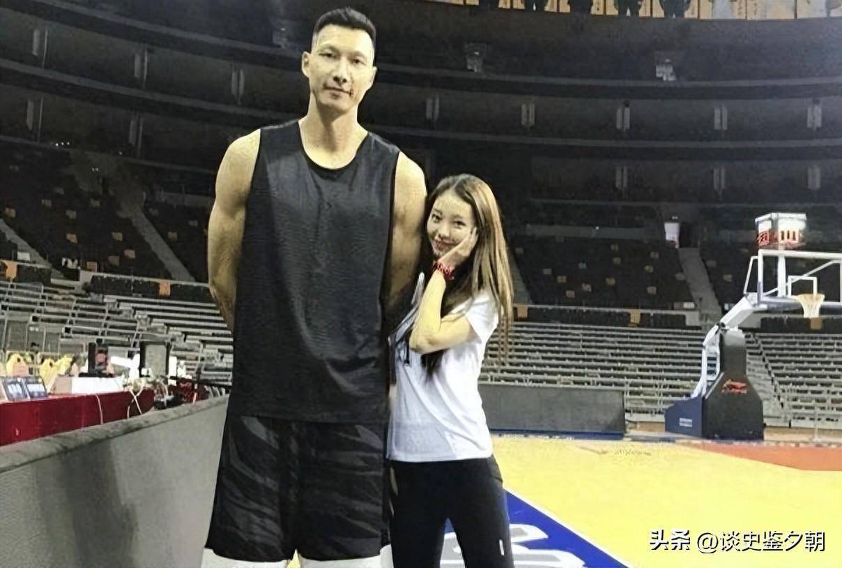 易建联:27岁娶巴西足球宝贝,36岁退役,生两儿子成人生赢家