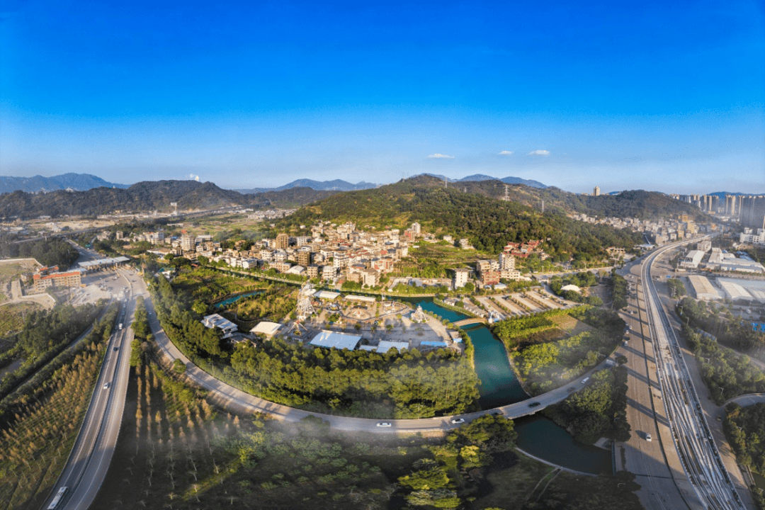 陈铭清 摄当我们把目光转向营前街道长安村,长安河上,游客乘船欣赏