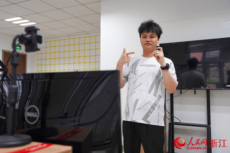 当记者坐在驾驶座位置闭上双眼,面前屏幕中"注意力监测"模块中的"闭眼