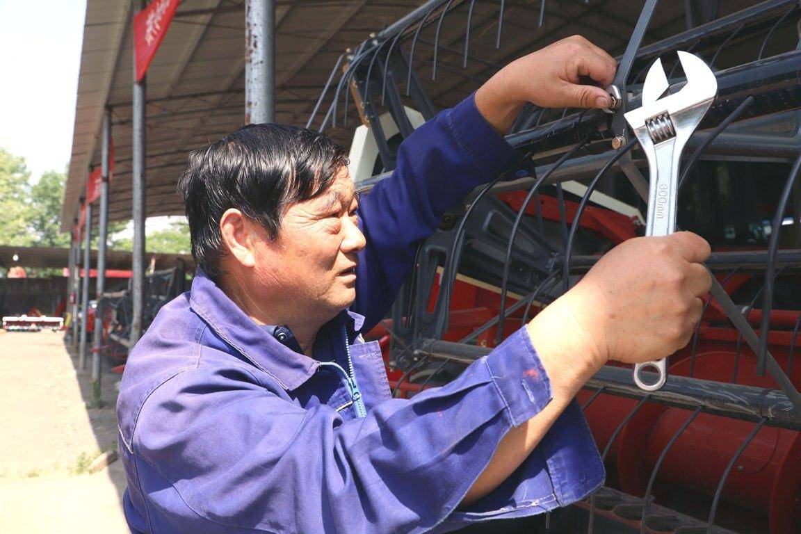对投入"三夏"生产的农业机具,严格农机驾驶证发放,拖拉机和联合收割机