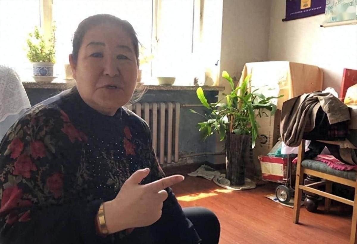 随着时间的推移,房间里的对话似乎越发紧张——王大明和李晓芳的表情