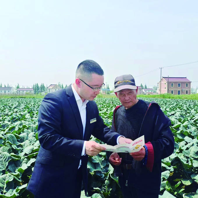 如东农商银行送金融知识到田间地头