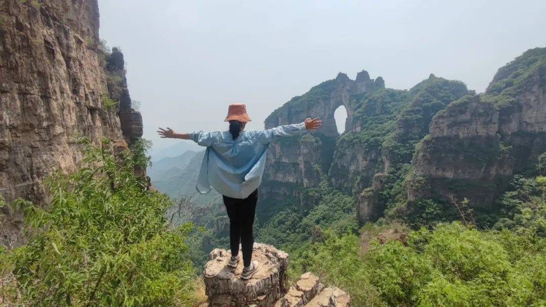 传说蚕姑圣母修练成仙后,一掌破峰成"门",由此乘车飞去,而那"门扇"则