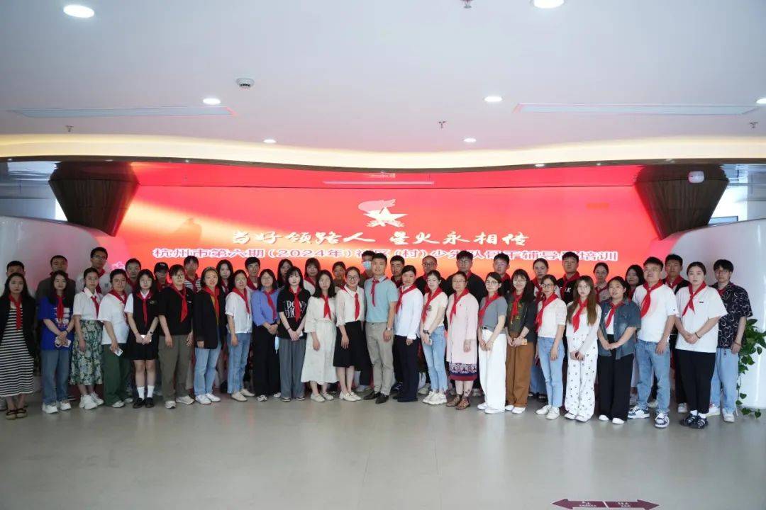 专家引领心有方向浙江省少先队工作学会副会长,浙江省团校副教授徐峻