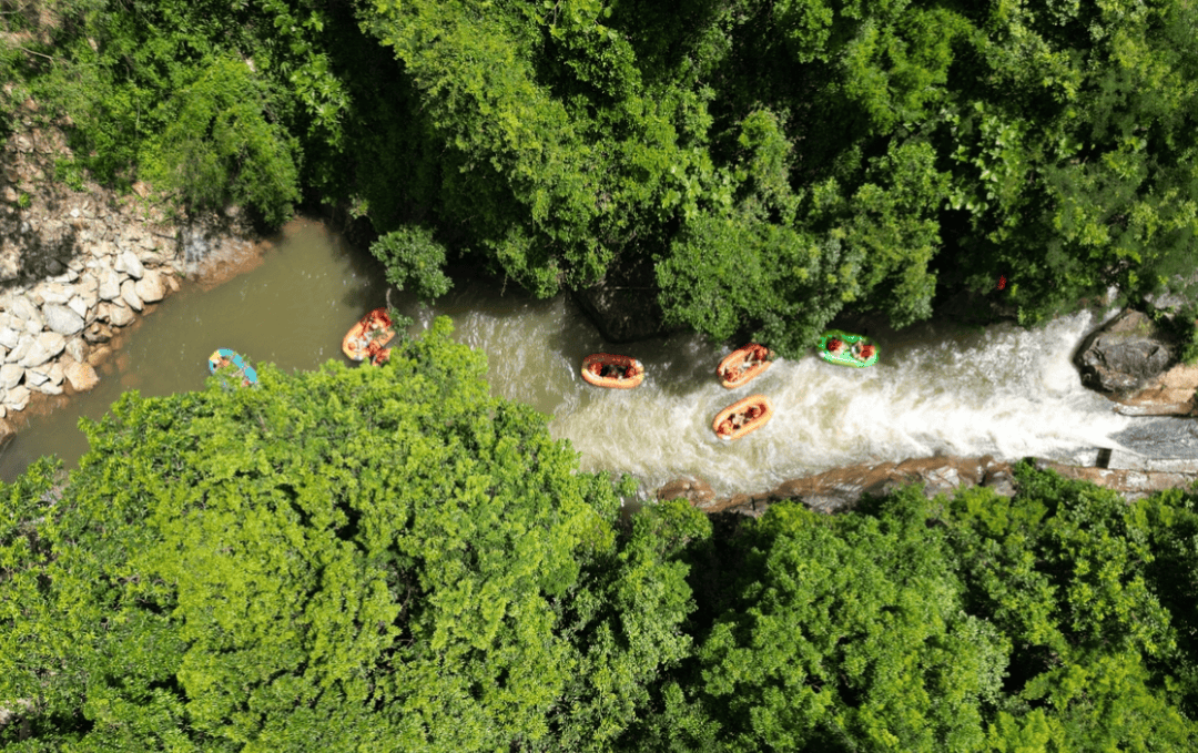 东麓景区环境清幽,风景优美作为最早的漂流特色景区之一以水质好,可玩