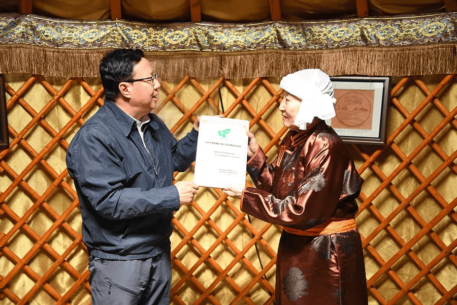 盟委副书记,盟长罗青,伊利集团高级执行总裁张剑秋,执行总裁刘春喜和