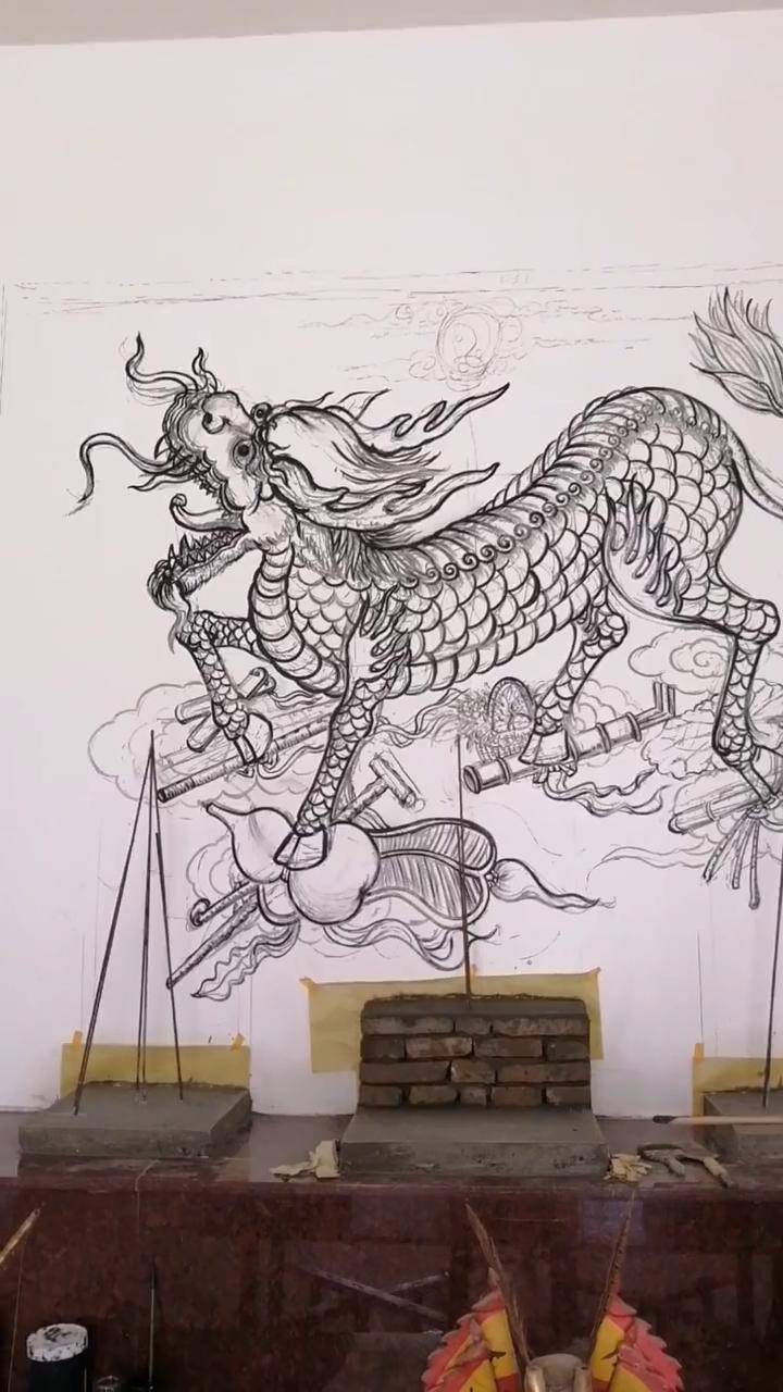 民间传统绘画麒麟脚踏八宝图墨线勾勒中