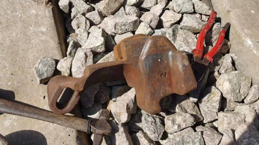 四班始发41157次列车,检车员执行标准化作业发现2位车钩锁铁磨耗过限