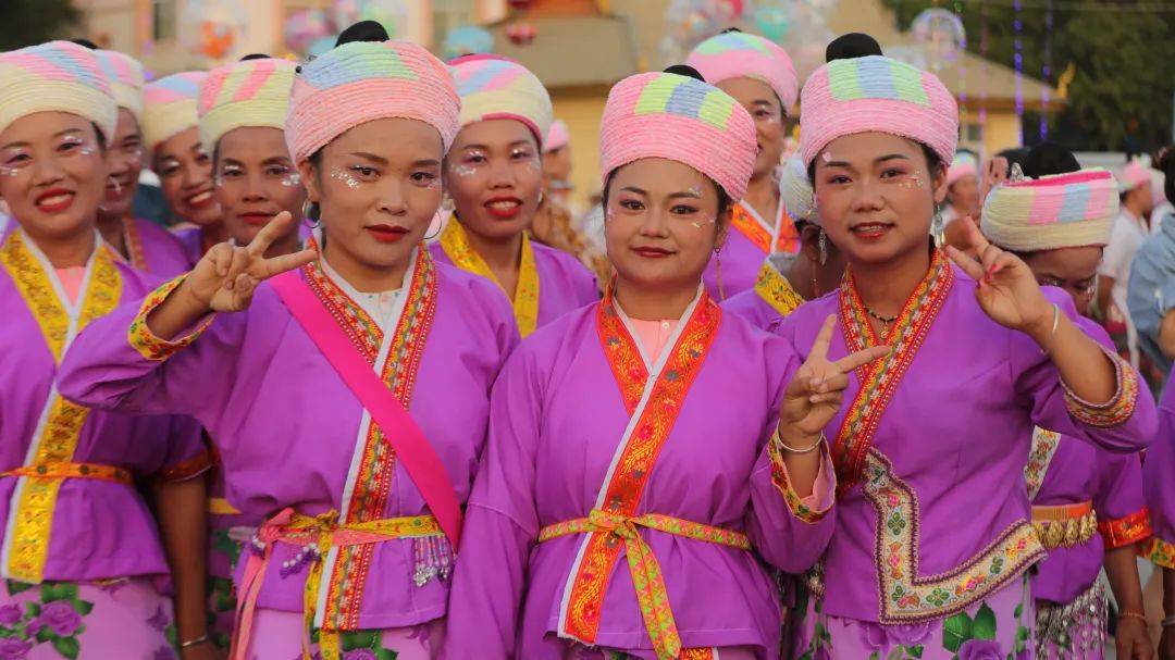 手势和灵动的眼神,传达出一种和平,安宁和祥和的氛围,表现了傣族舞蹈