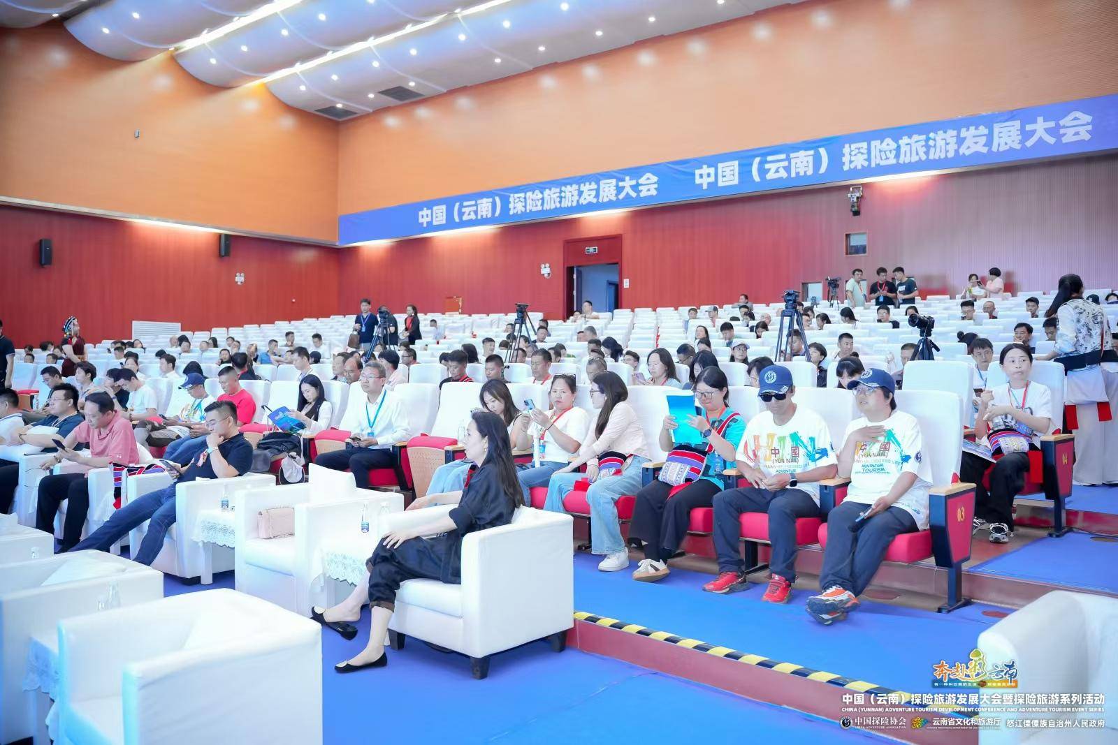 张洪和妻子在成都摆过地摊,打过工,开过店,后来去拉萨,在医院做保健