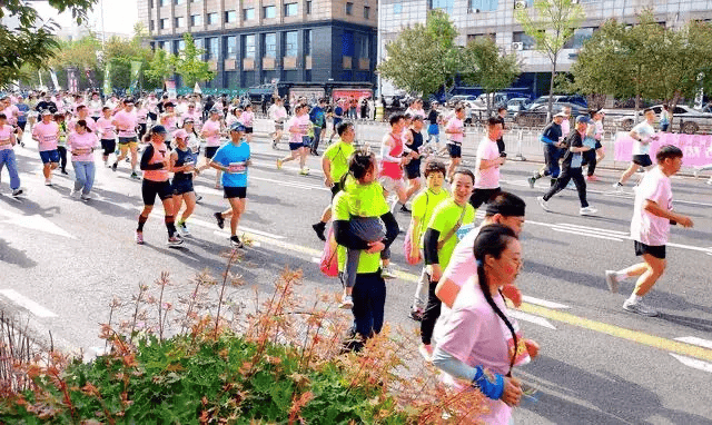 2024沈阳皇姑第二届半程马拉松开赛 万名中外选手燃情开跑