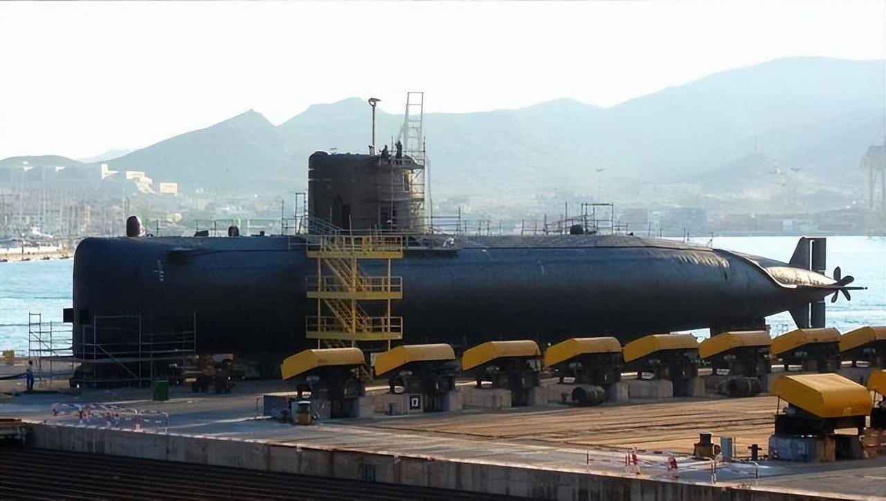 中国为巴基斯坦建造新潜艇下水!当年巴铁开放法国潜艇给我们看