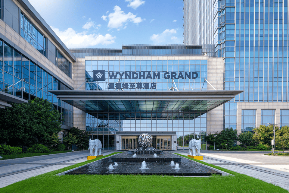 苏州知音温德姆至尊酒店傲居在汾湖畔,三面环湖景色可见一斑!