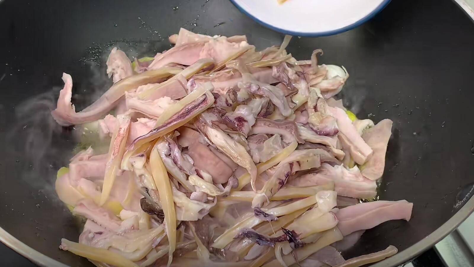 5,拿出提前泡了3个小时的墨鱼,给它改刀切成墨鱼丝,切好以后,再给它