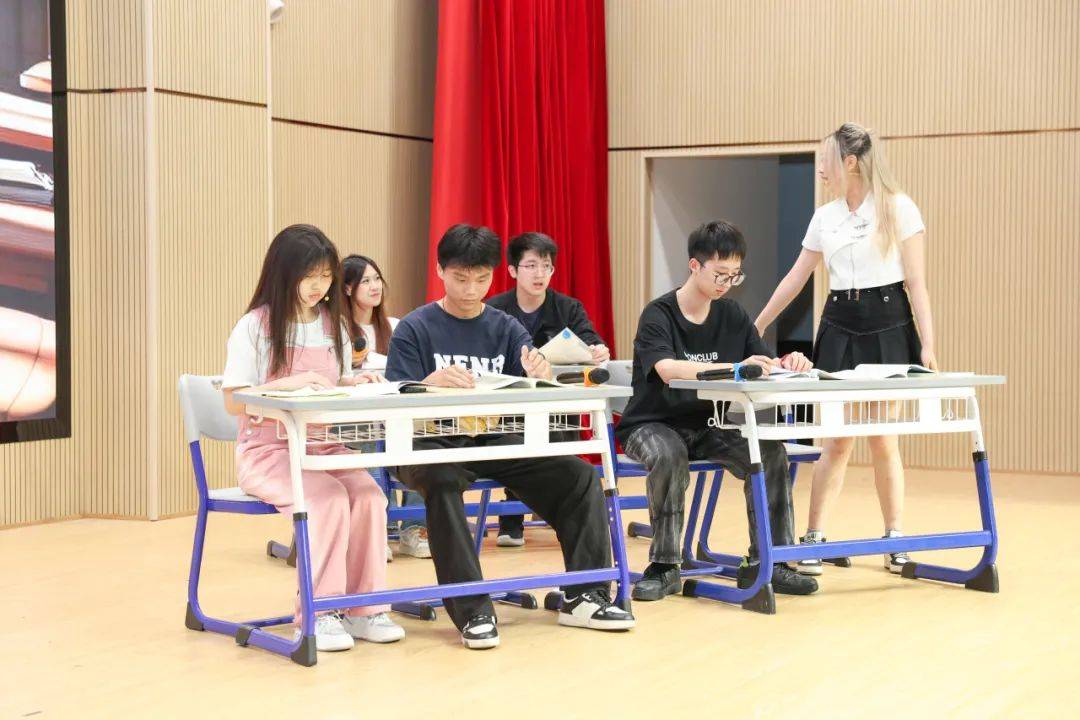 《网恋需谨慎》经济与管理学院《看山海》建筑工程学院《面具之下》