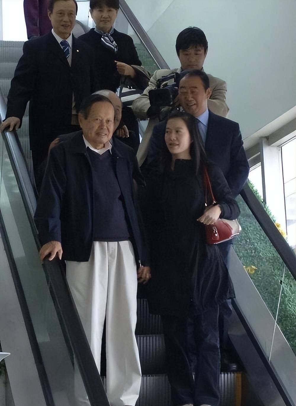 全剧终!杨振宁亮出底牌,翁帆万般无奈,只能独自扬帆起航