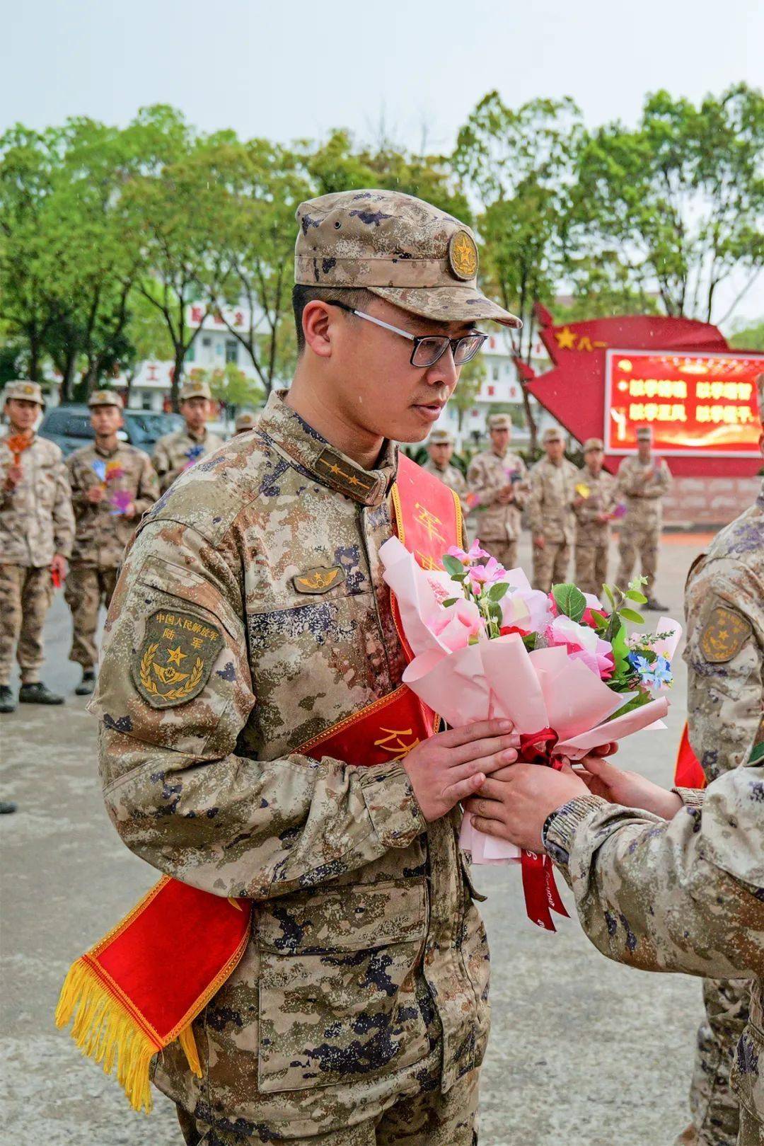 56天内,他两次夺得集团军第一,荣获陆军三等奖!