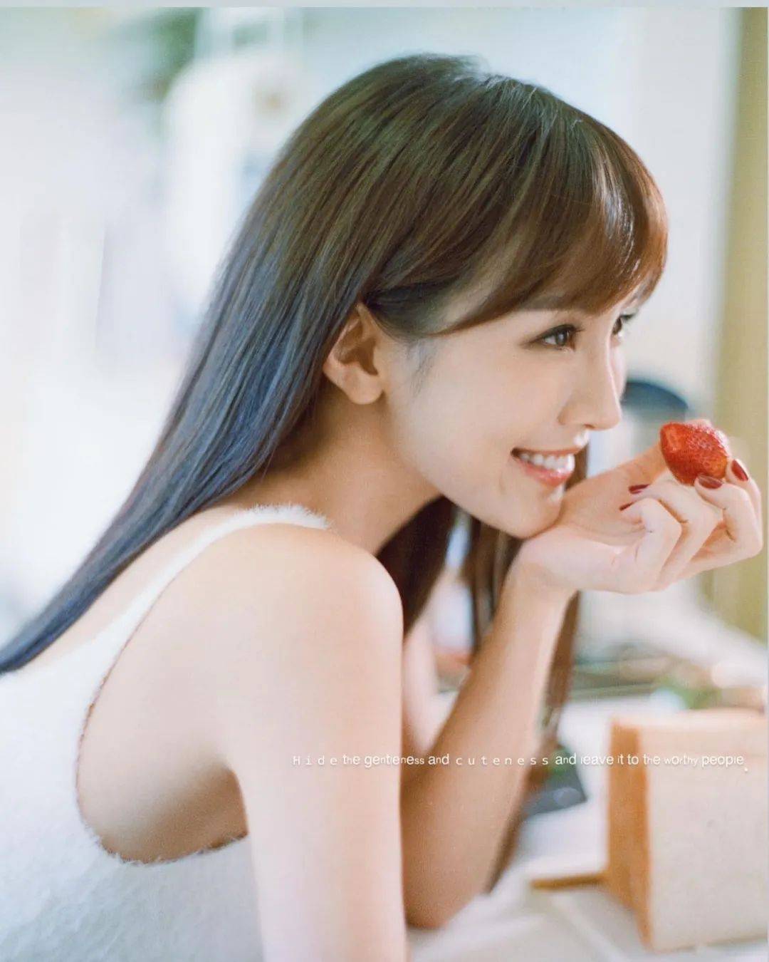 今年5月13日,陈静与佘诗曼,林峯领衔主演的豪门悬疑争产大剧《家族