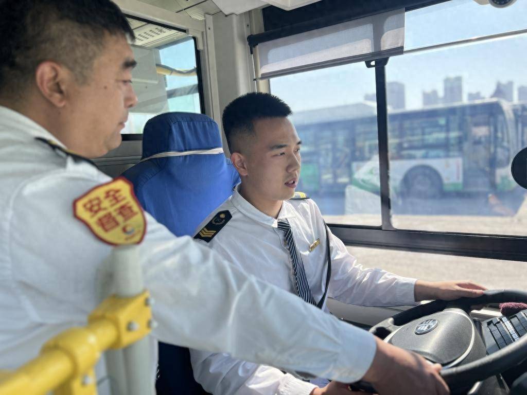常年招聘仍未"吃饱"!青岛公交司机"青黄不接","00后"接过方向盘