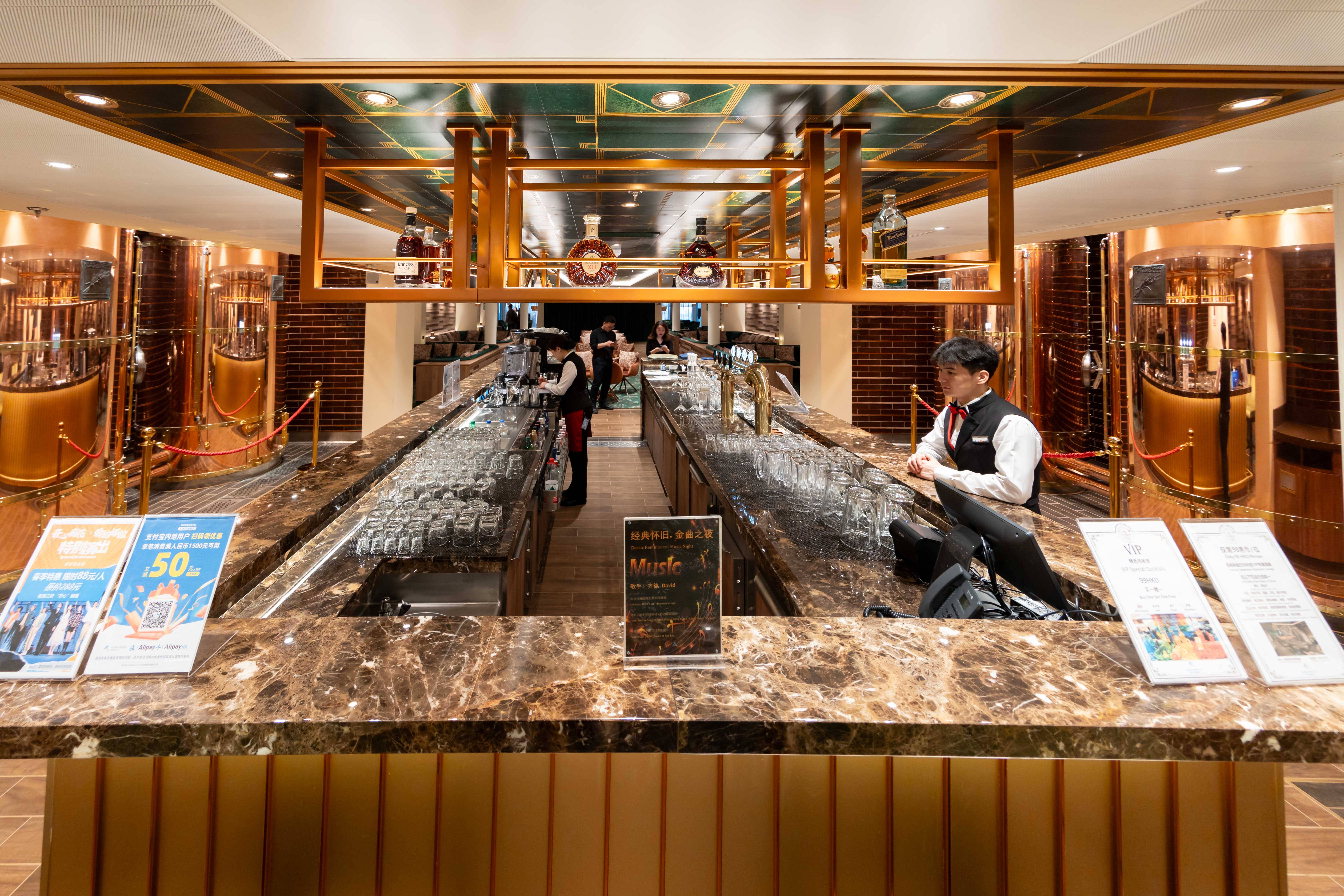 从国产大型邮轮"爱达·魔都号"观海酒吧向远处眺望(5月26日摄).