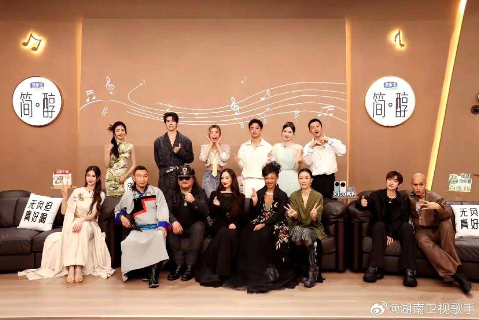 《歌手》直播沈梦辰盯手卡胡海泉尬聊,对比才知道何炅的班不好接