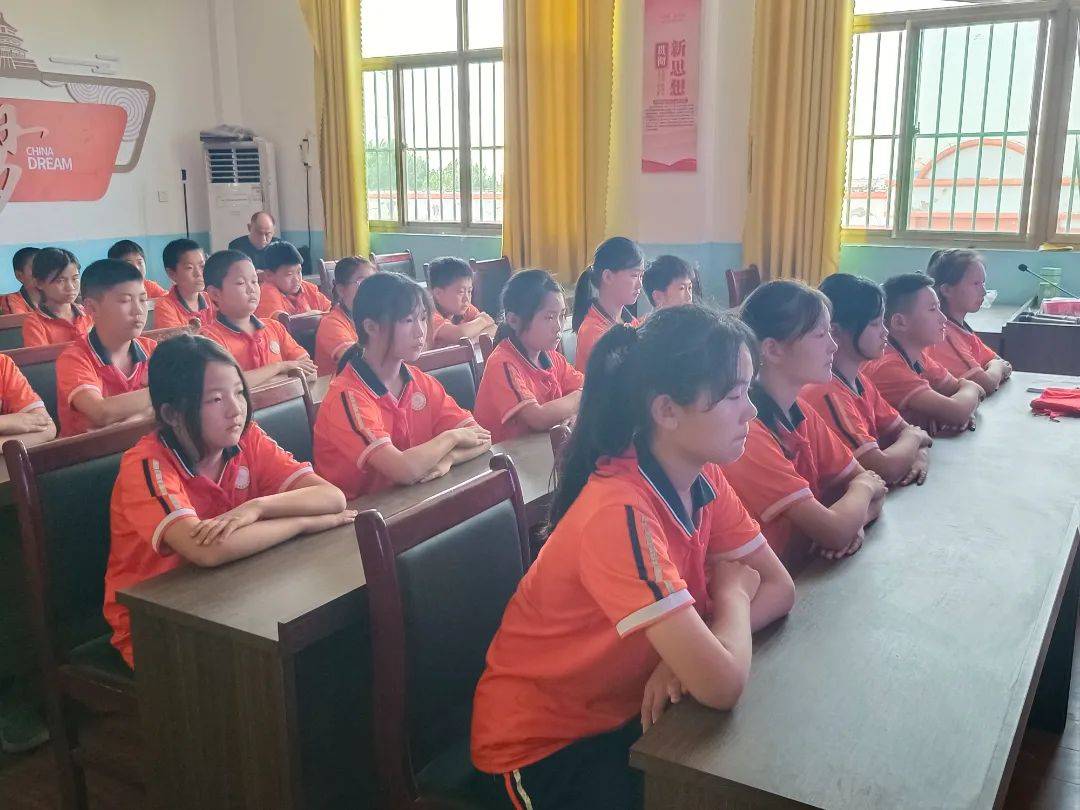 学校社会同心同力,防治校园欺凌,对校园欺凌坚决说"不"!
