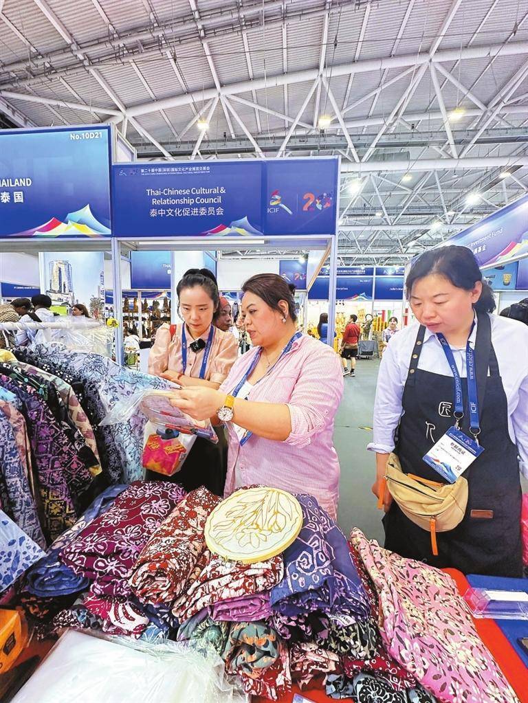 每一件衣服都独一无二 马来西亚传统"国服"惊艳文博会