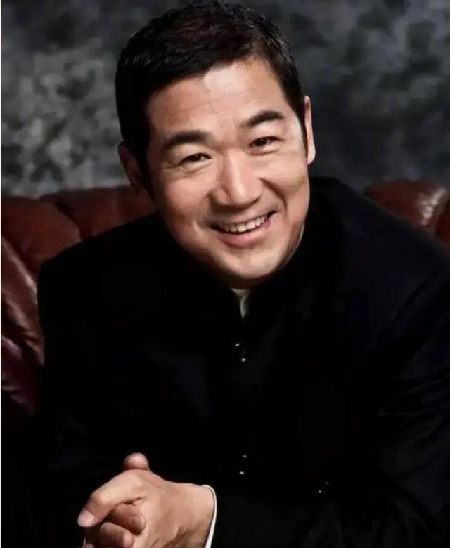 38岁时,他主演的电视剧《死水微澜》荣获中国首届电视艺术片最佳男