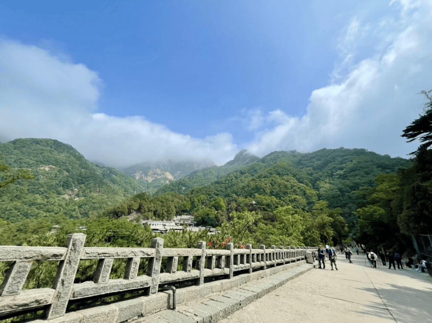 组图|雨后泰山中天门云雾缭绕宛如仙境