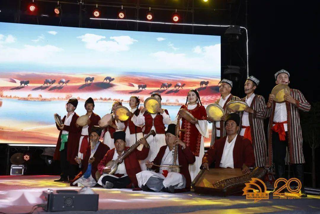 当晚,众多车手,媒体记者以及麦盖提县的观众参加了金头盔颁奖晚会,为