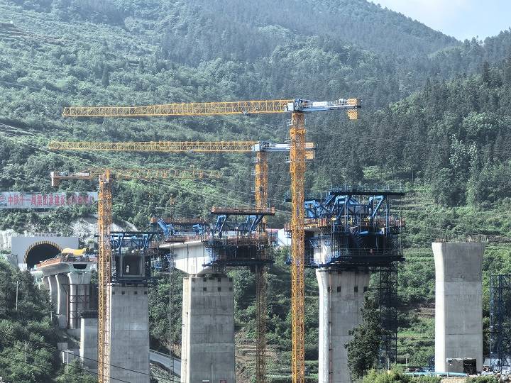 盘兴铁路周家大箐特大桥第二套挂篮完成安装