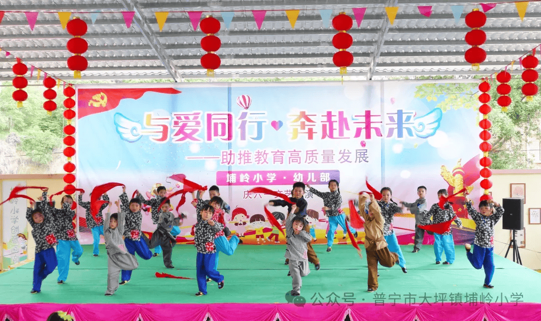 1课桌舞《中国范儿》舞蹈《一颗跳跳糖》双人舞《爱的华尔兹》舞蹈