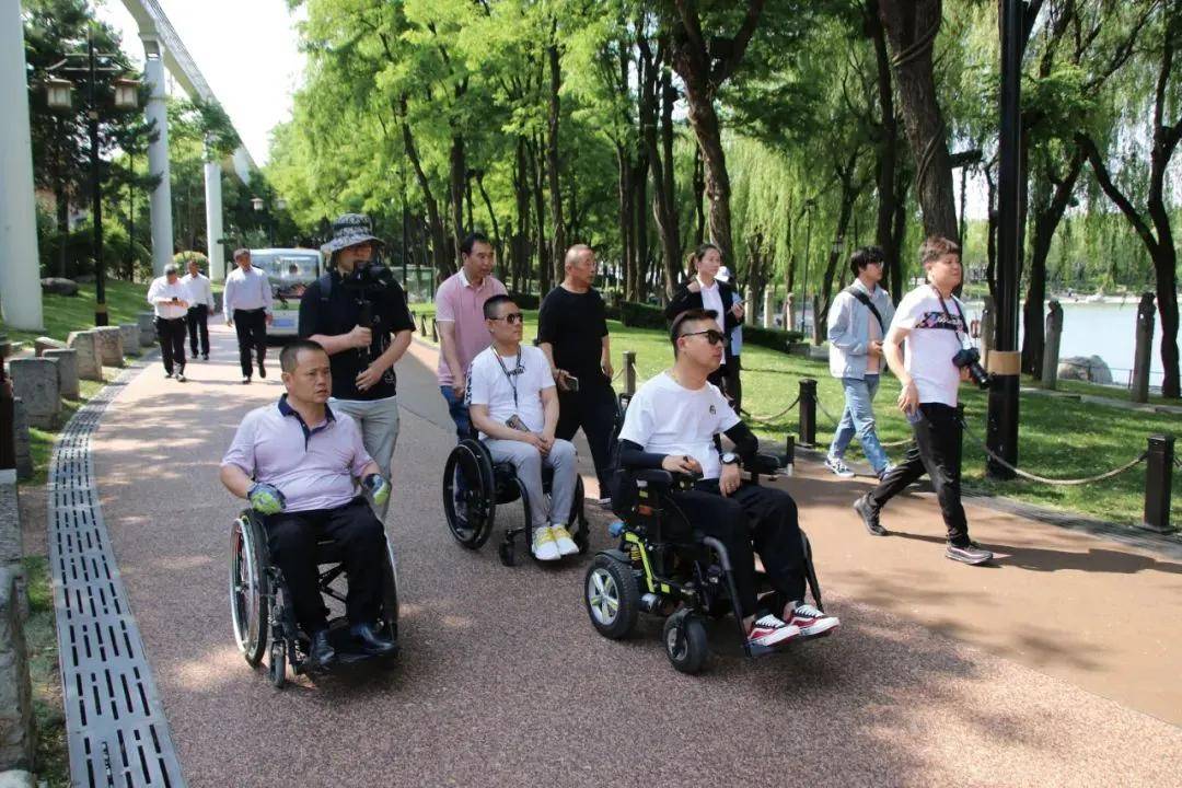 2021年夏,田野和"伤友"们在西安曲江南湖体验无障碍设施.