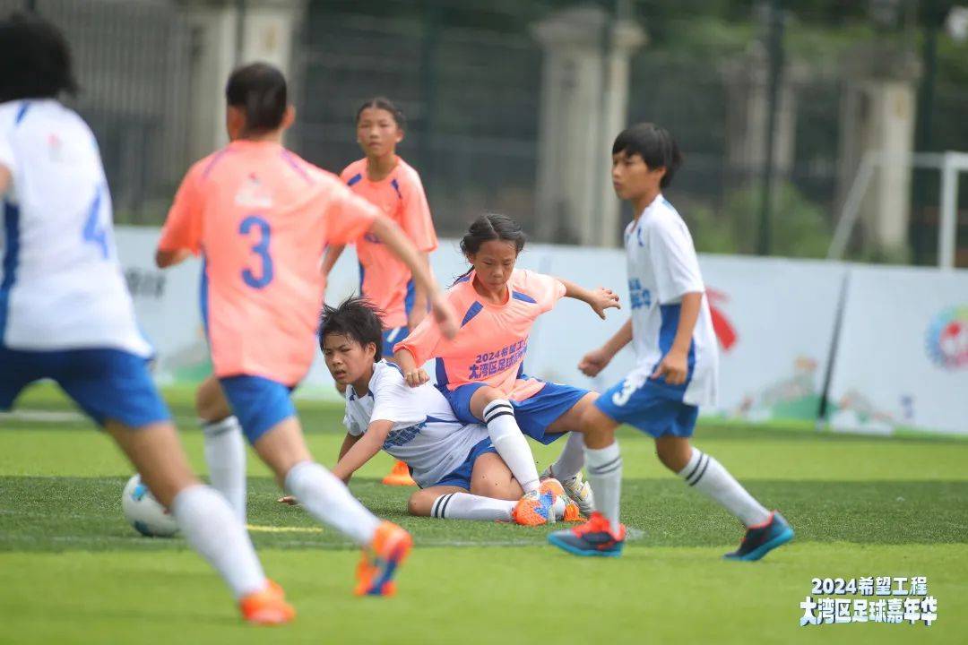 赛场瞬间赣州市定南县第一小学校足球队组建于2014年,是一支顽强