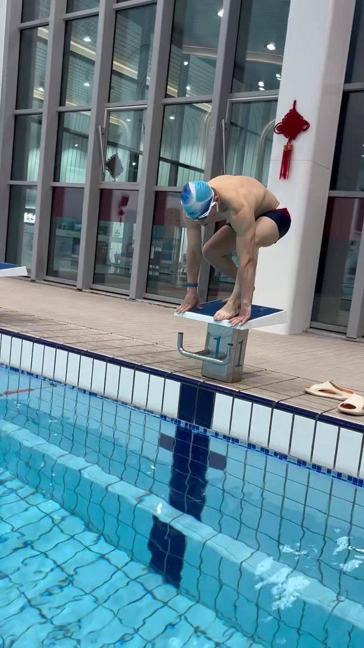 休息日,一公里游泳结束成长的道路总是孤独游泳 拳击 运动员 腹肌