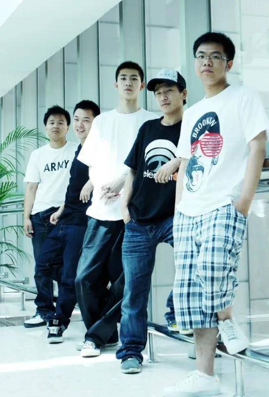 吾人文化的第一次"商演"献给了篮球比赛,演出那天,音乐响起,吾人文化