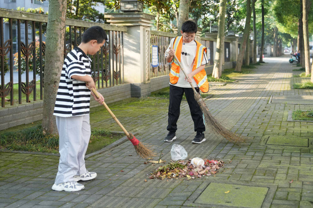 我帮妈妈扫大街——小手握扫帚 温情暖街头