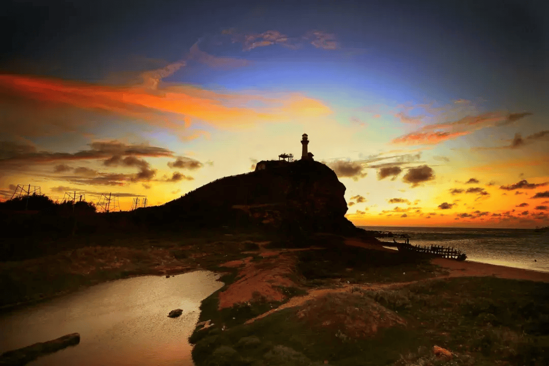 渐变的色彩守望着茫茫大海也是北部湾重要的航标石山上的灯塔不只是
