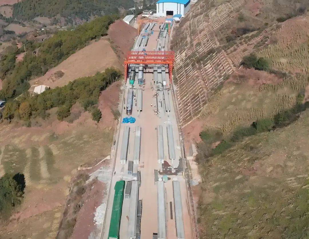 奋战100天丨云兰高速土建三分部梁板浇筑全部完成_高速公路网_投资