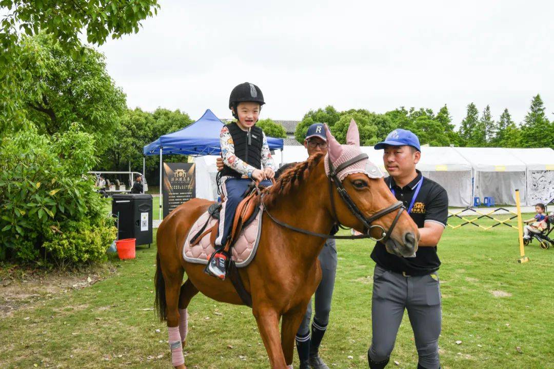 "庆六一"闵行青少年走进郊野公园,在绿意盎然中体验运动乐趣