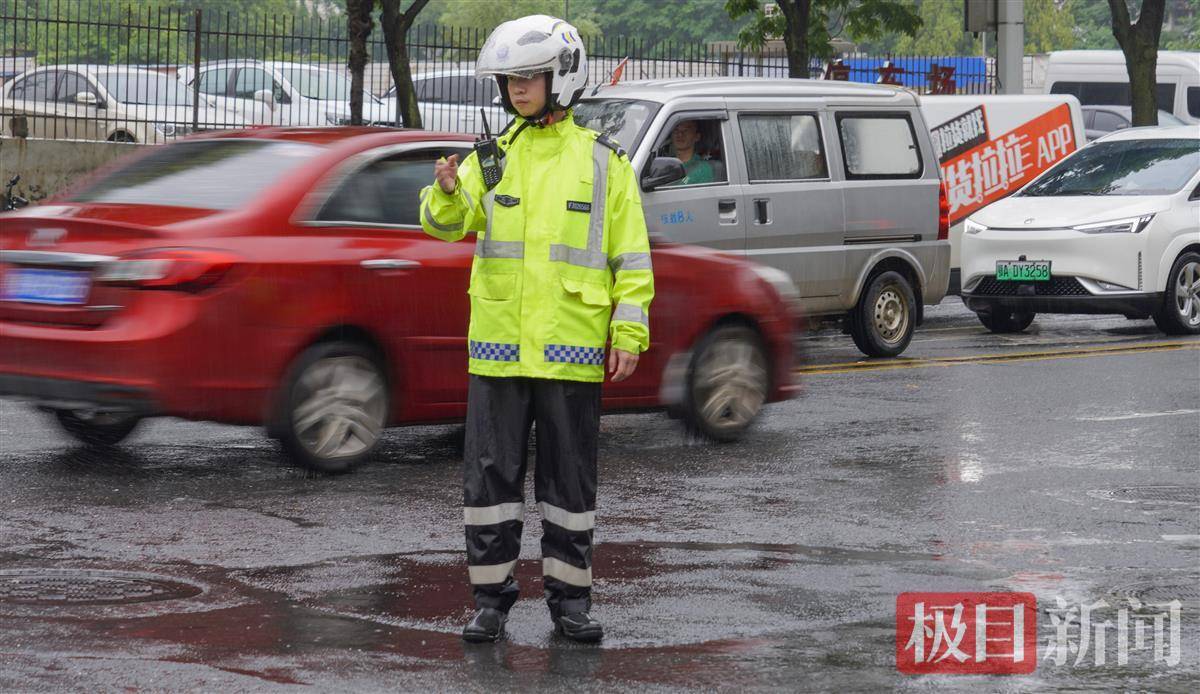 暴雨中交警执勤保畅