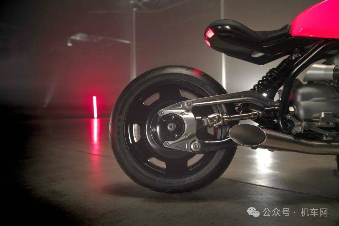 先来说外观部分,r20的造型设计比r18来得更有机械美感,赛博朋克风格的