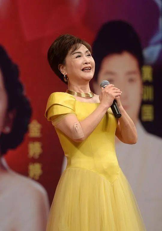 李谷一这样多好啊,77岁白发根根分明,弓腰驼背就是农家老人样,真实美