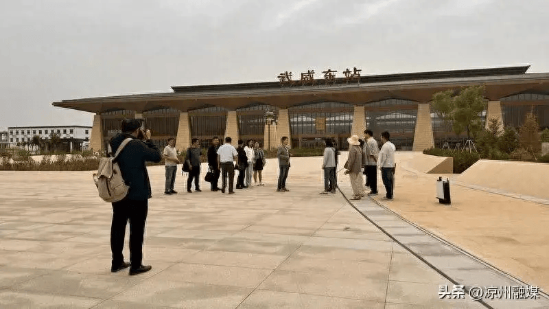 活动中,各文艺家协会代表们走进高铁建设现场,参观了站前广场,候车