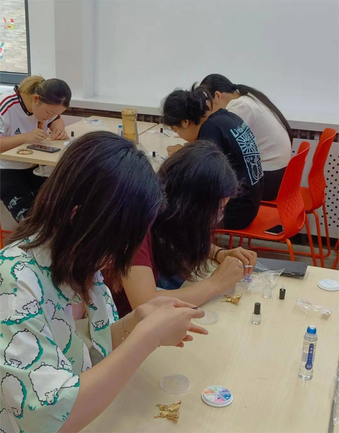 制作时,需要先将贝壳片钳碎成合适的大小,然后用小毛刷轻轻在胎底凹槽