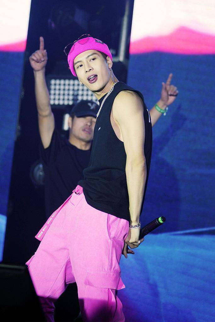 表面低调,实则家世显赫8位男星,有人祖上6代为官,有人皇室后代_王嘉尔