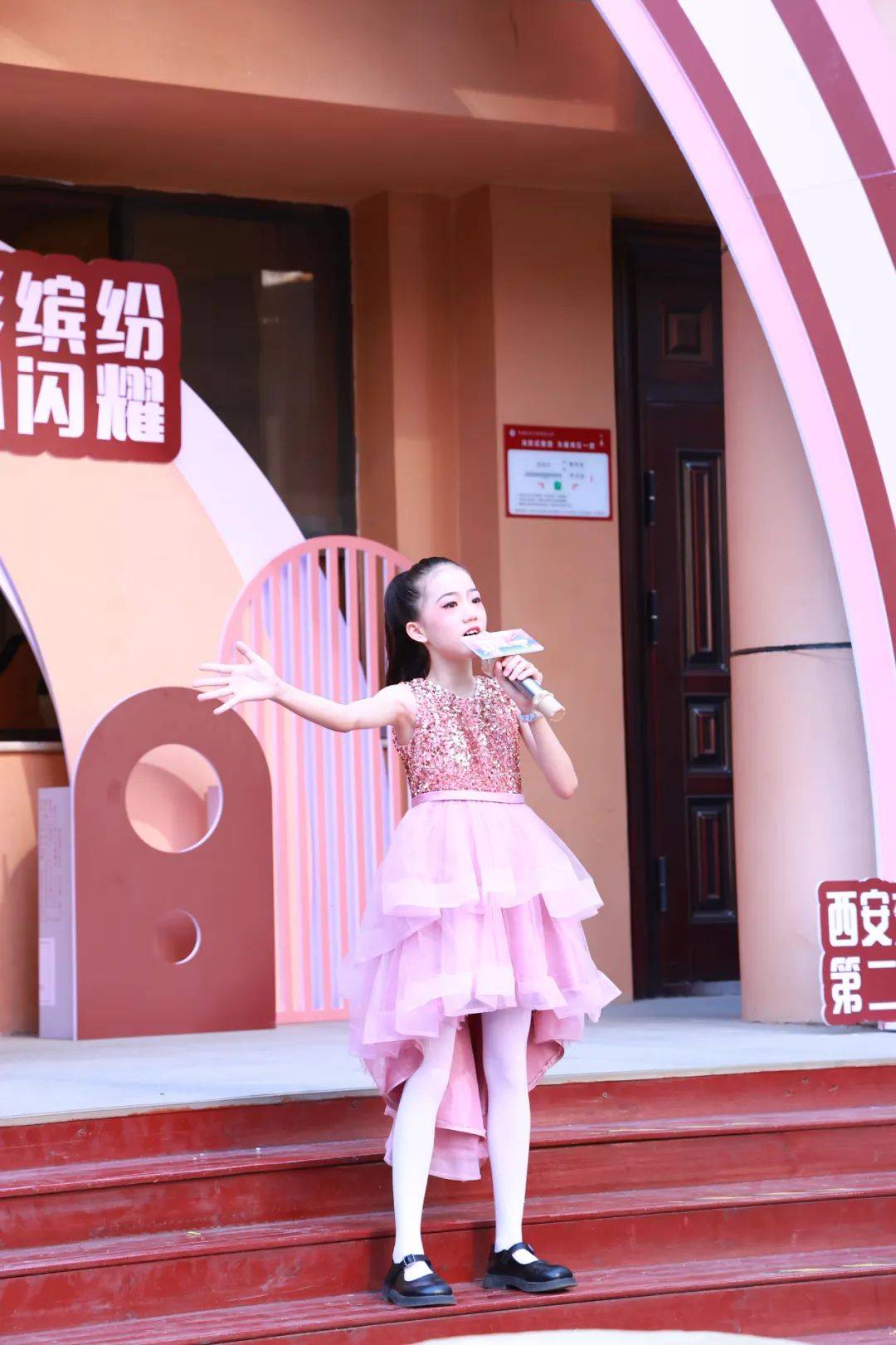 紧接着,蜻蜓合唱团的孩子们带来了精彩的合唱表演,他们以天籁之音演唱