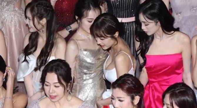 张名雅从不吝啬分享好身材,早前晒出火辣三点式时,有网民反问"究竟你