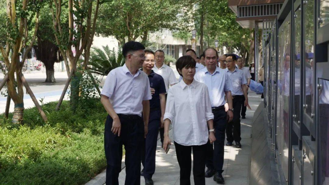 委员朱逢娟等市三区六县人大,教科文卫委60余人莅临四川省南部中学,对